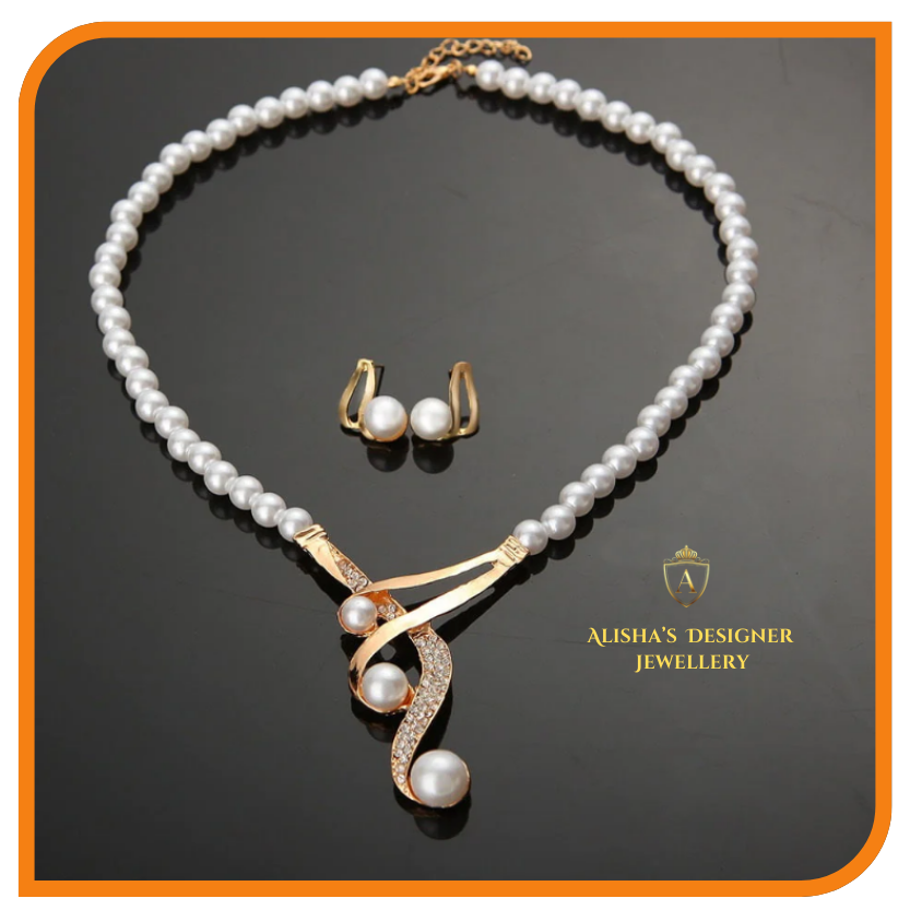 Golden-Gleam-Pearl-Necklace-with-Diamantes